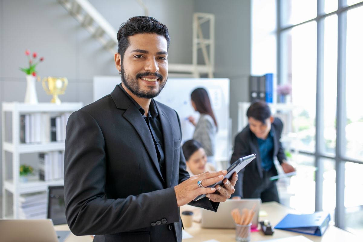 Un homme devant un bureau