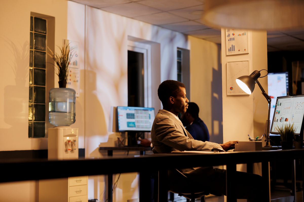 Un homme travail de nuit