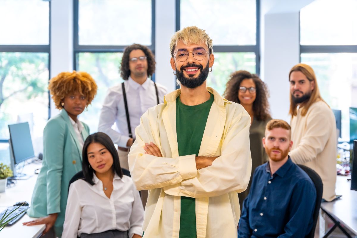 Un freelance entouré de collaborateur