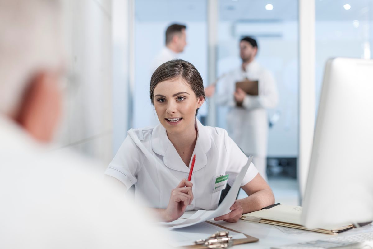 Une infirmière discute avec un patient