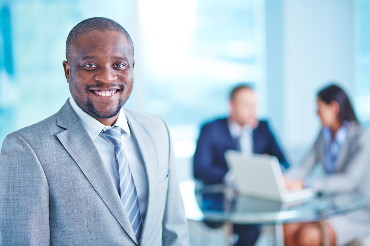 Un manager de transition sourit à la caméra