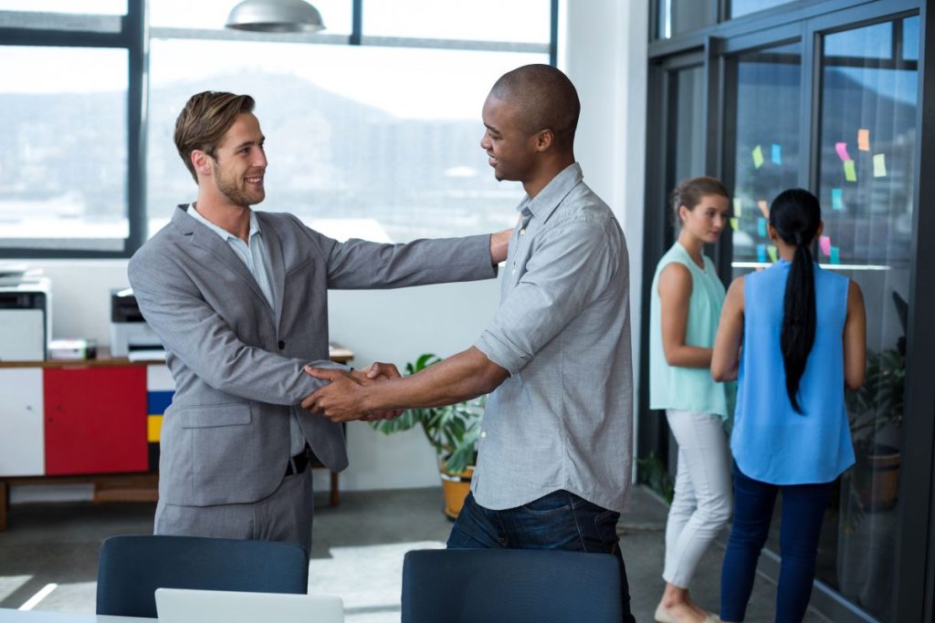 Deux hommes se serrent la main