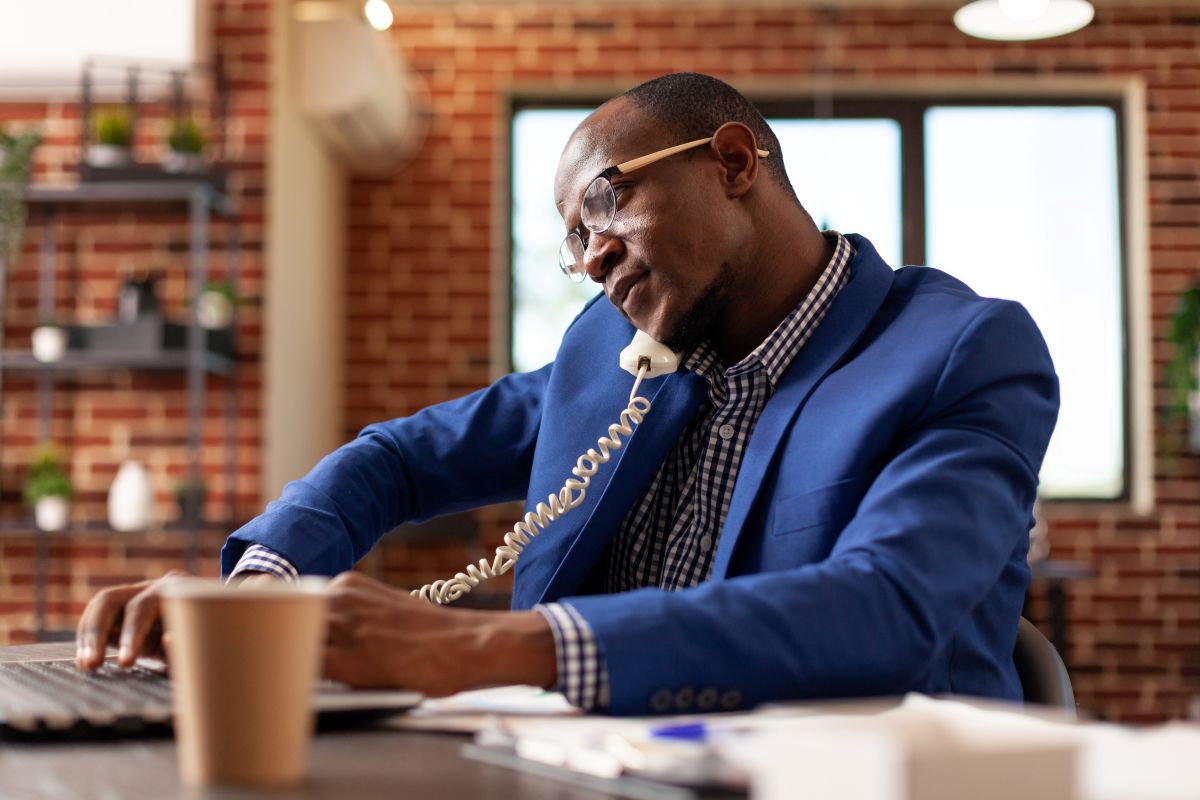 Un freelance au téléphone