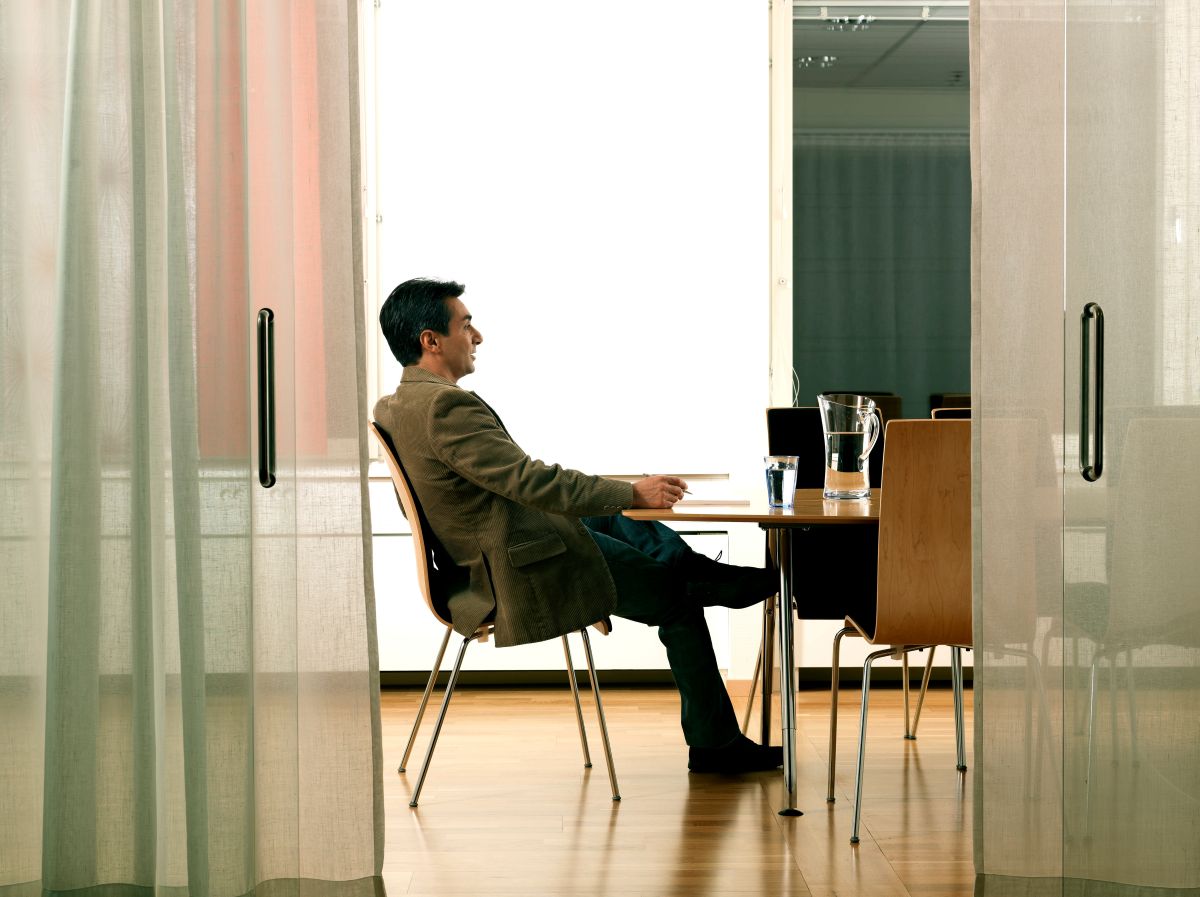 Un homme seul dans son bureau