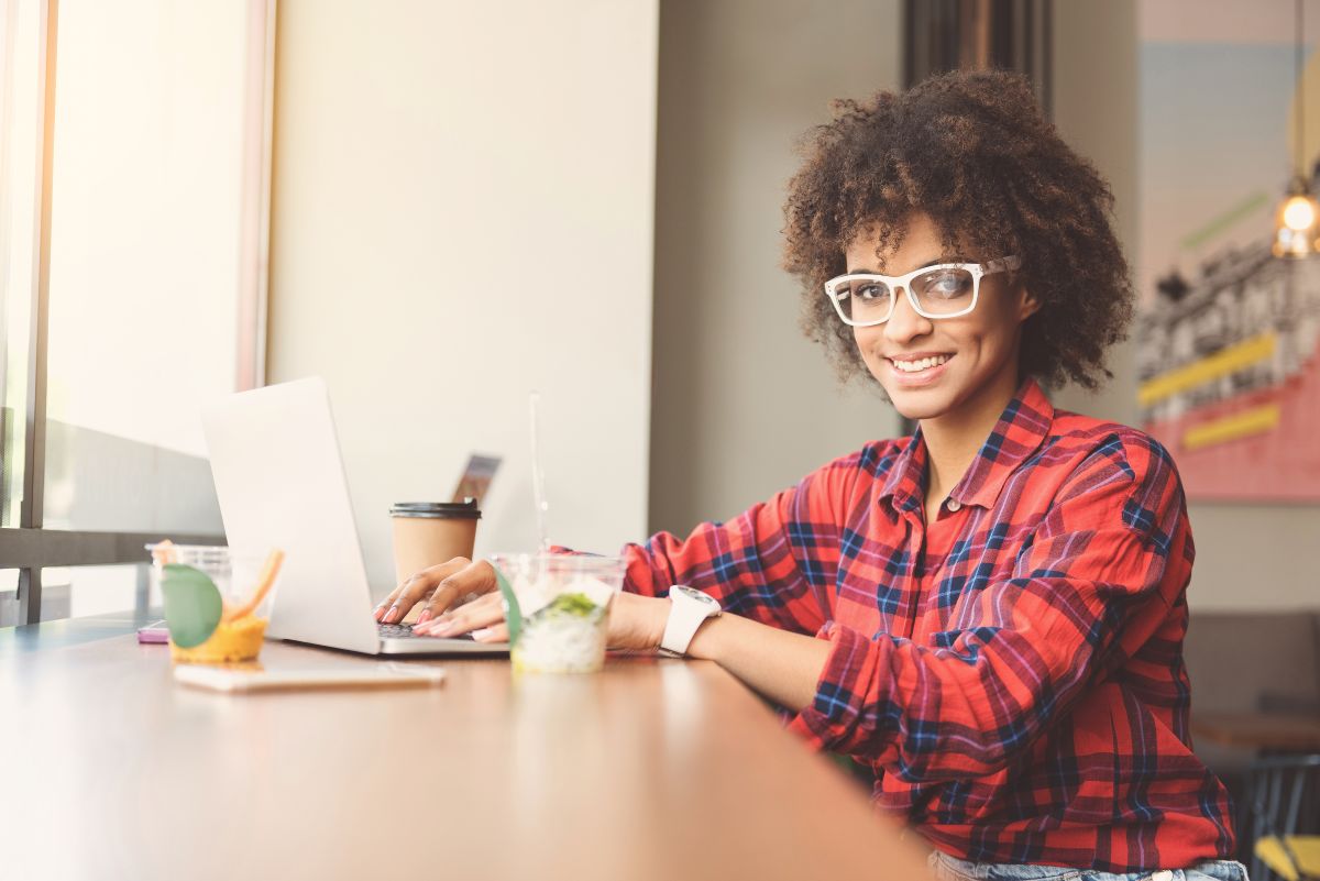 Une jeune consultante devant son PC