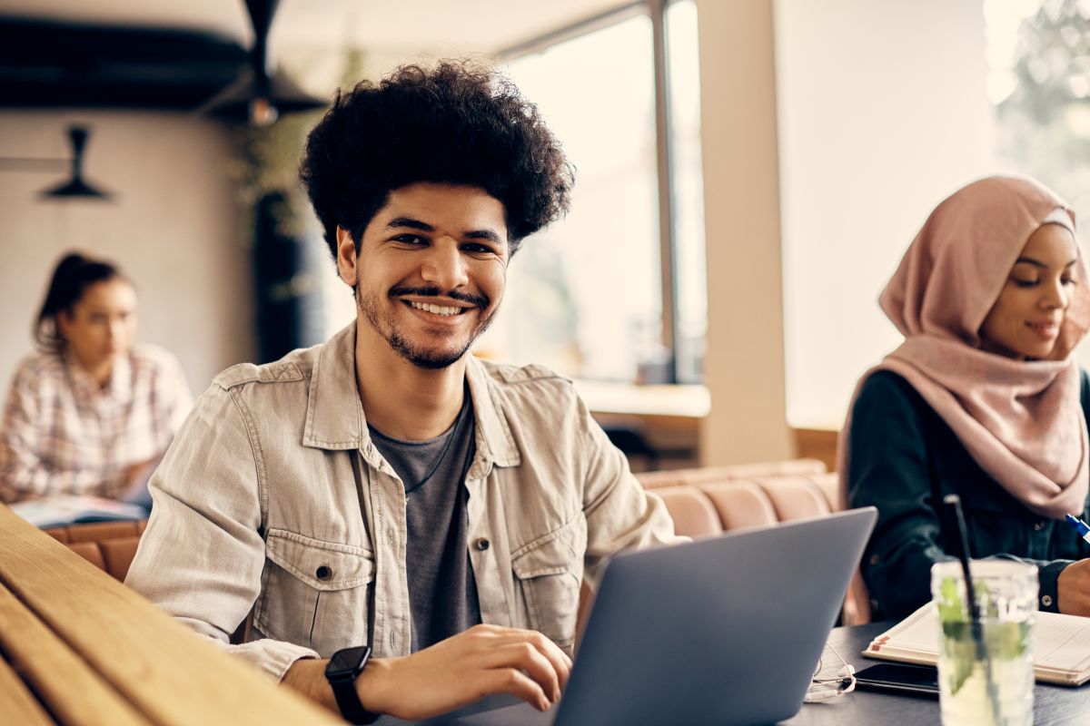 Un freelance dans un espace de coworking