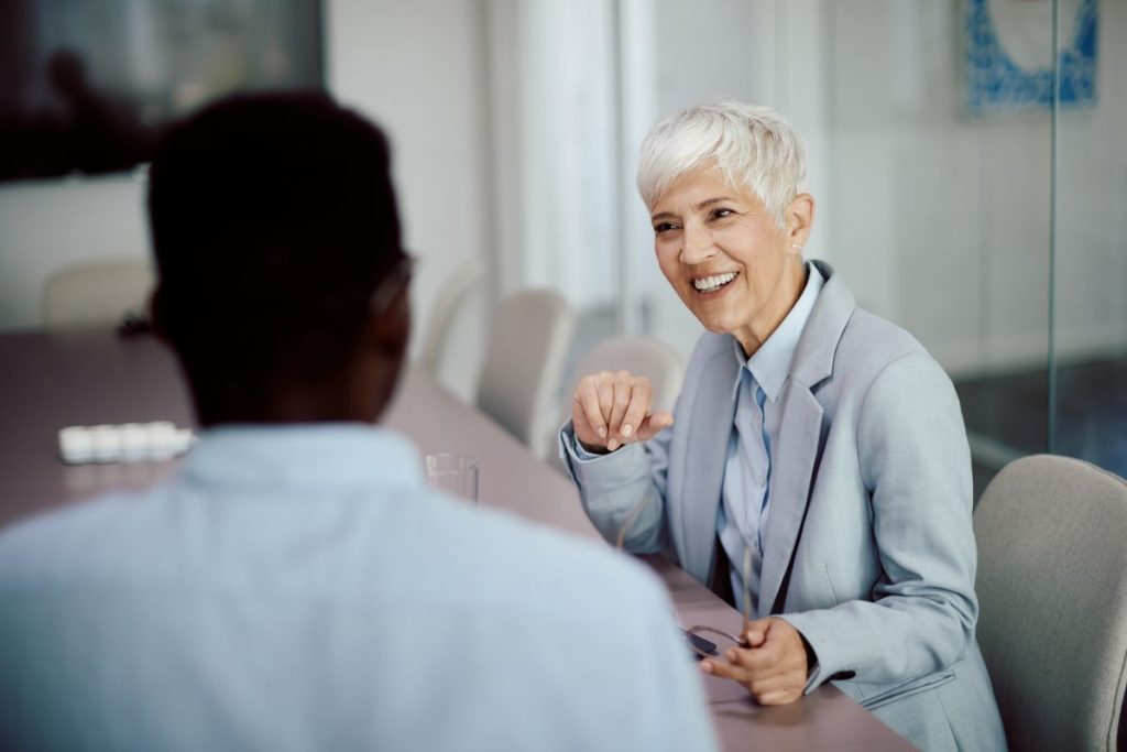 Une entrepreneuse discute avec son client